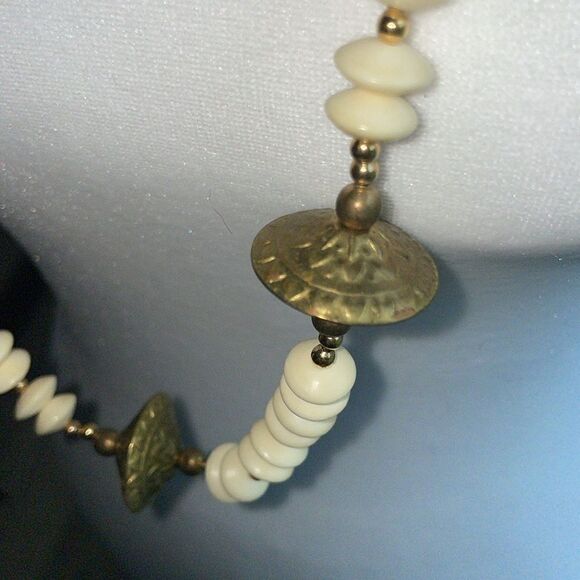 Vintage cream and brass necklace 32 inch around - Picture 2 of 4